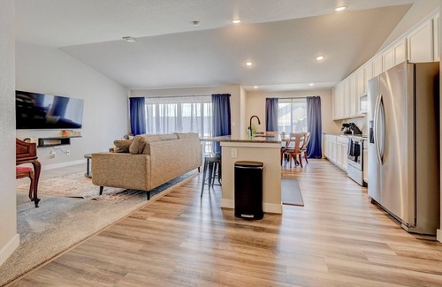 Pueblo House | Crestwood, Pueblo . Luxury City Escape - Garage - Yard - 10 Mins to DT