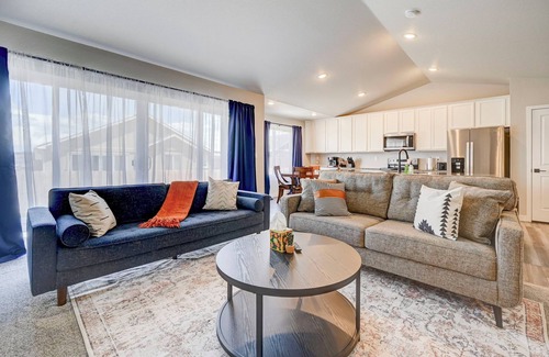 Pueblo House | Crestwood, Pueblo . Luxury City Escape - Garage - Yard - 10 Mins to DT