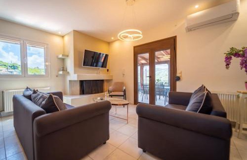 Ayios Thomas Apartment | Cretan Country Villa with Shared Pool 2