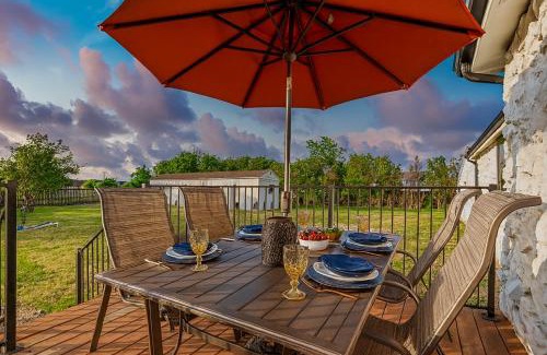 Wylie House | Crew-friendly 1-level Huge Yard Big Parking