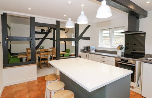 Broadwas Cottage | CREWS HILL HOUSE, character holiday cottage, with hot tub in Alfrick