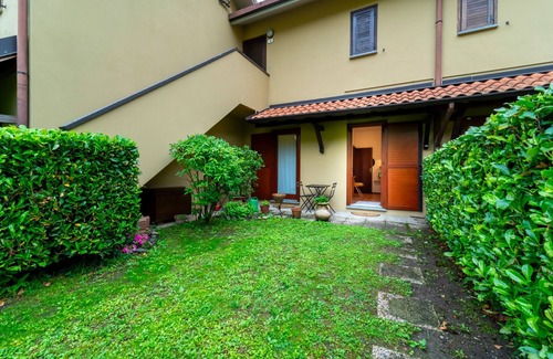 Civenna Apartment | Crimson Apartment by Wonderful Italy