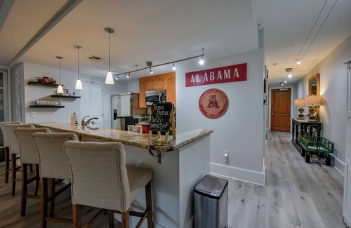 Tuscaloosa Condo | Crimson Chimes - Book for Football - walk to stadium, coliseum and more!