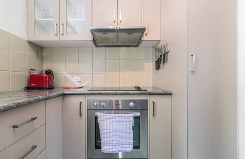 Hawthorn Apartment | Crimson Clover Cosy Retreat near Swinburne Uni
