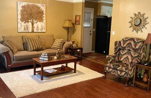 Woodland Hills House | Crimson Retreat