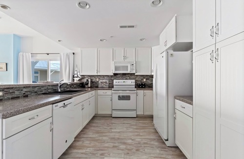 Crisfield Condo | Crisfield Penthouse Retreat with Amazing Water Views!