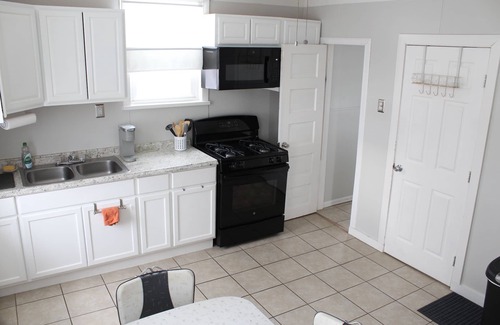 Cleveland House | Crisp 2 bedroom upstairs apartment in historic duplex