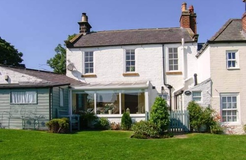 Fylingthorpe Cottage | CROFT VIEW, family friendly, with open fire in Robin Hood’s Bay