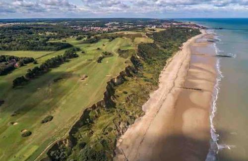 Overstrand House | Cromer Luxury Palm Springs Bungalow with Pool Room