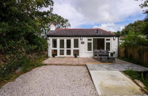 Tyn-y-Gongl House | Cromlech Cottage at Cromlech Manor Farm