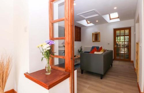 Tyn-y-Gongl House | Cromlech Cottage at Cromlech Manor Farm