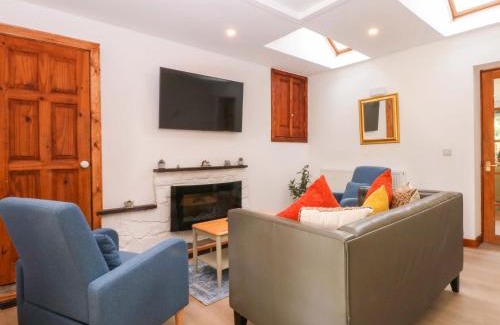 Tyn-y-Gongl House | Cromlech Cottage at Cromlech Manor Farm