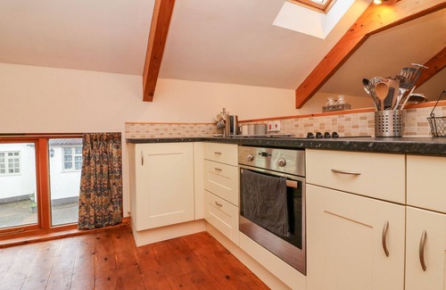 Tiverton House | CROOKE BARN, pet friendly, with hot tub in Tiverton