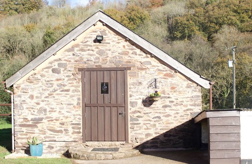 Tiverton House | CROOKE BARN, pet friendly, with hot tub in Tiverton