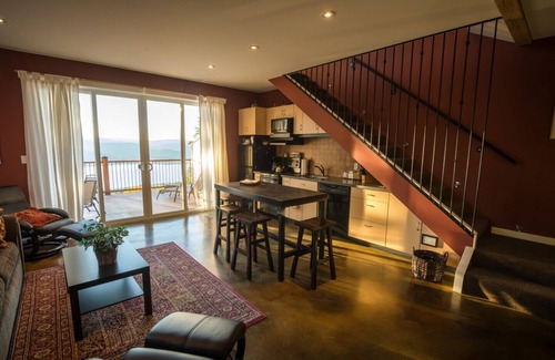 Okanagan-Similkameen House | Crooked Tree Guest Suites - The Pine Suite
