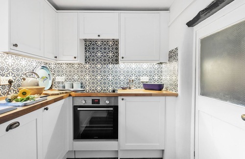 Dittisham Cottage | Crooks Cottage (Dittisham) - sleeps 4 guests in 2 bedrooms