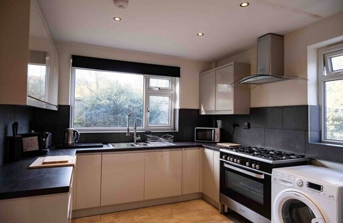 Leeds House | Cross Lane Cottage - Luxury Group Hot Tub Stay