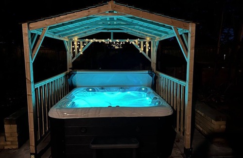 Leeds House | Cross Lane Cottage - Luxury Group Hot Tub Stay