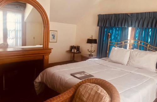 Pacific Grove Hotel | CROSS Ocean View from Balcony-RELAX-QUEEN BEDROOM