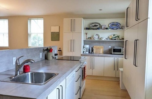 Lunenburg House | Cross Passage House - Lunenburg NS
