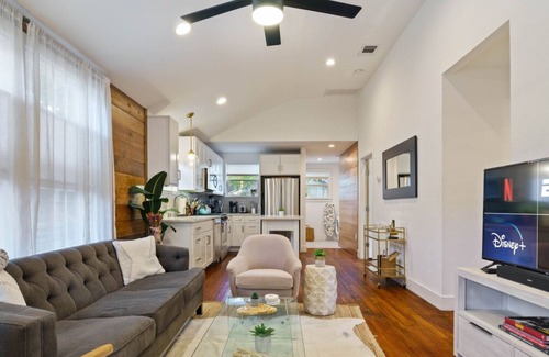 East Cesar Chavez Apartment | Cross St xxxxxxxxxxx