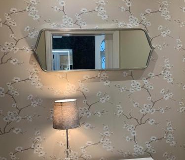 Newark House | Crossing Cottage Sleeps 6 Parking, Family & Contractors Newark