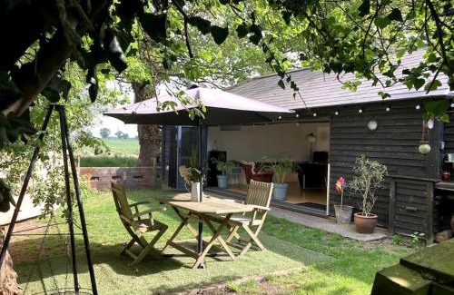 Tunstead House | Crossing Retreat - POOL table, PROJECTOR, BARN