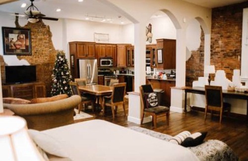Carthage House | Crossroads Loft & Studio Apt: Steps from Rt. 66 & Beautiful Carthage Square