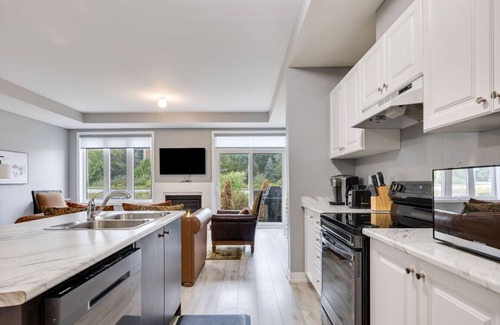 The Blue Mountains Villa | Crosswinds Haven: 3BDR Backing onto Blue Mountain