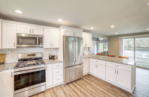 Newaygo House | Croton Pond & Muskegon River Cottage w/Boat Docks