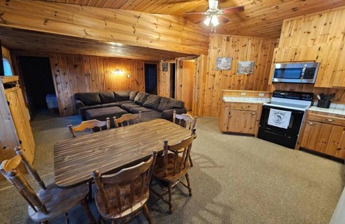 Nevis Cabin | Crow Crest Lodge Resort #8 Waters Edge, Stunning Sunsets, Family Getaway
