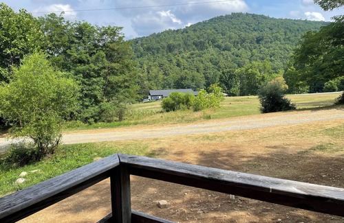 Capon Bridge Cabin | Crow's Nest Cabin at Buffalo Gap Retreat - a Pet-Friendly Destination!