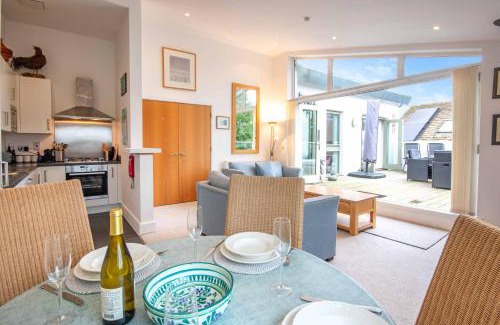 Malmesbury Apartment | Crow's Nest Penthouse Apartment with Free Spa Access