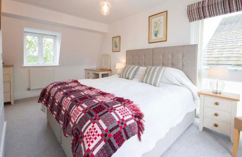 Malmesbury Apartment | Crow's Nest Penthouse Apartment with Free Spa Access