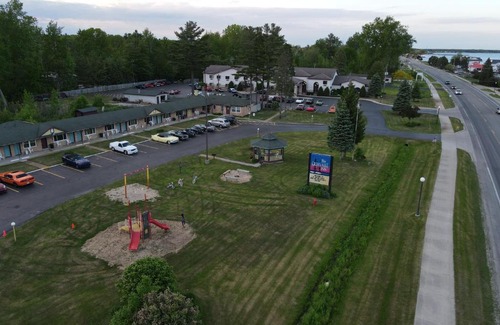 Tawas City Hotel | Crow's Nest