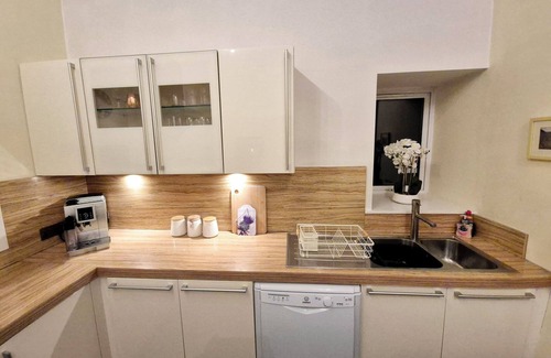 Inverness House | Crown Jewel - 4 Bedroom, 2 Bathroom Townhouse w Parking- Inverness City Centre