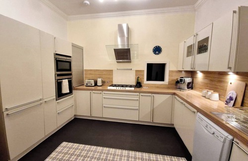 Inverness House | Crown Jewel - 4 Bedroom, 2 Bathroom Townhouse w Parking- Inverness City Centre