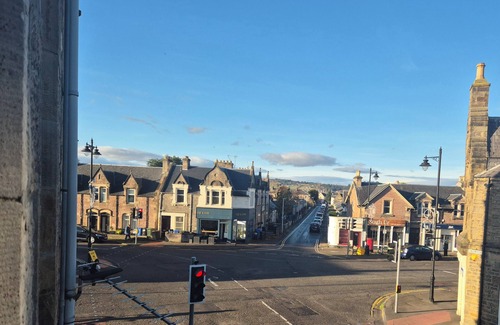 Inverness House | Crown Jewel - 4 Bedroom, 2 Bathroom Townhouse w Parking- Inverness City Centre