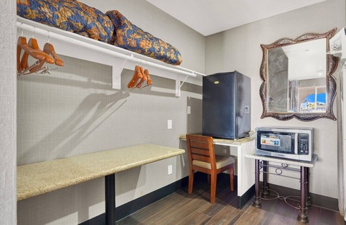 Sunrise Manor Hotel | Crown Motel