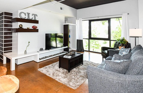 Fourth Ward Apartment | {Crown Palace} - Uptown Spot