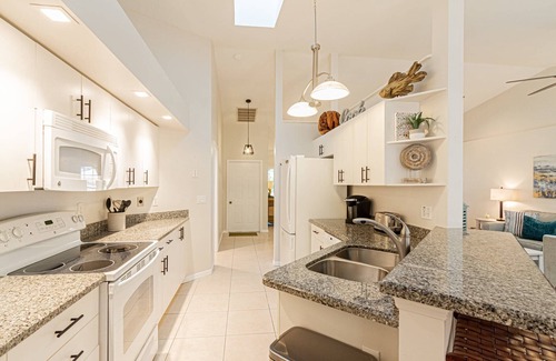 Crown Pointe House | Crown Pointe- Home w/ 3BR,3BA-2 master suites w/direct pool access & w/private garden views
