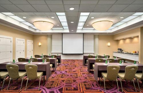 Englewood Hotel | Crowne Plaza Englewood by IHG