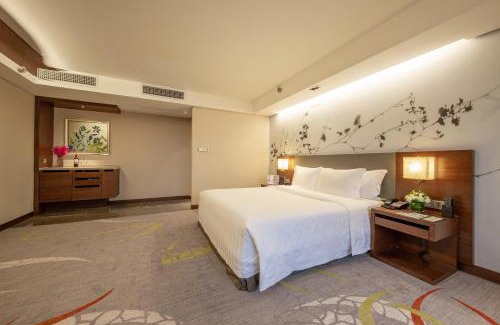 Yuexiu Hotel | Crowne Plaza Guangzhou City Centre by IHG - Free shuttle between hotel and Exhibition Center during Canton Fair & Exhibitor registration Counter