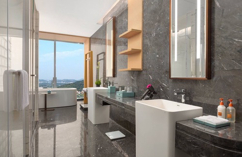 Pengjiang Hotel | Crowne Plaza Jiangmen Binjiang by IHG