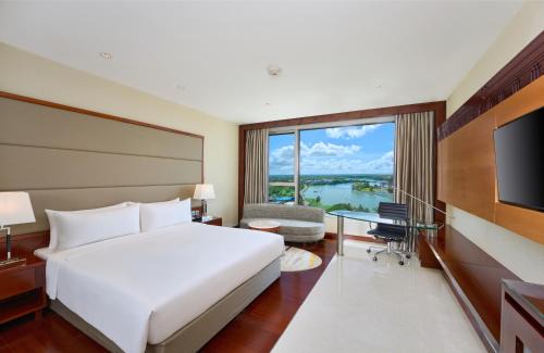 Maradu Hotel | Crowne Plaza Kochi by IHG