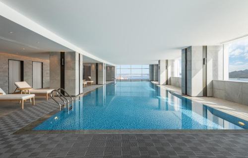 Jimei Hotel | Crowne Plaza Xiamen Jimei Seaview by IHG-Free Mini Bar