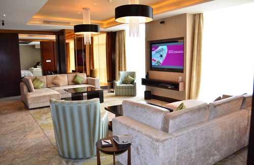 Nanqu Subdistrict Hotel | Crowne Plaza Zhongshan Wing on City by IHG