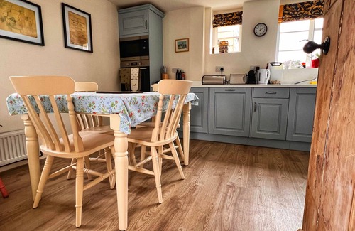 Colchester Cottage | CROWS HALL IS AN IDYLLIC RETREAT IN BEAUTIFUL COUNTRYSIDE AN HOUR FROM LONDON.