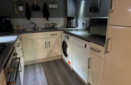 Waddon Apartment | Croydon Cozy Retreat - 2 Bedroom Luxury Home