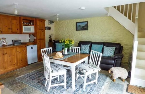 Llanwrda Cottage | CRUD-Y-BARCUD, pet friendly, character holiday cottage in Pumsaint